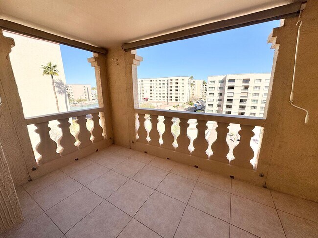 Building Photo - Amazing 2 Bedroom/2 Bath Condo!  Top Level Corner Unit with Spectacular Amenities!
