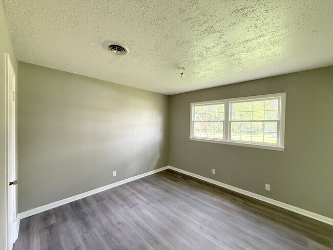 Building Photo - 3015 Shadow Lawn Dr NW