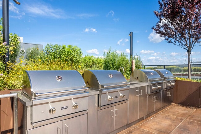 Building Photo - 949 1st St SE