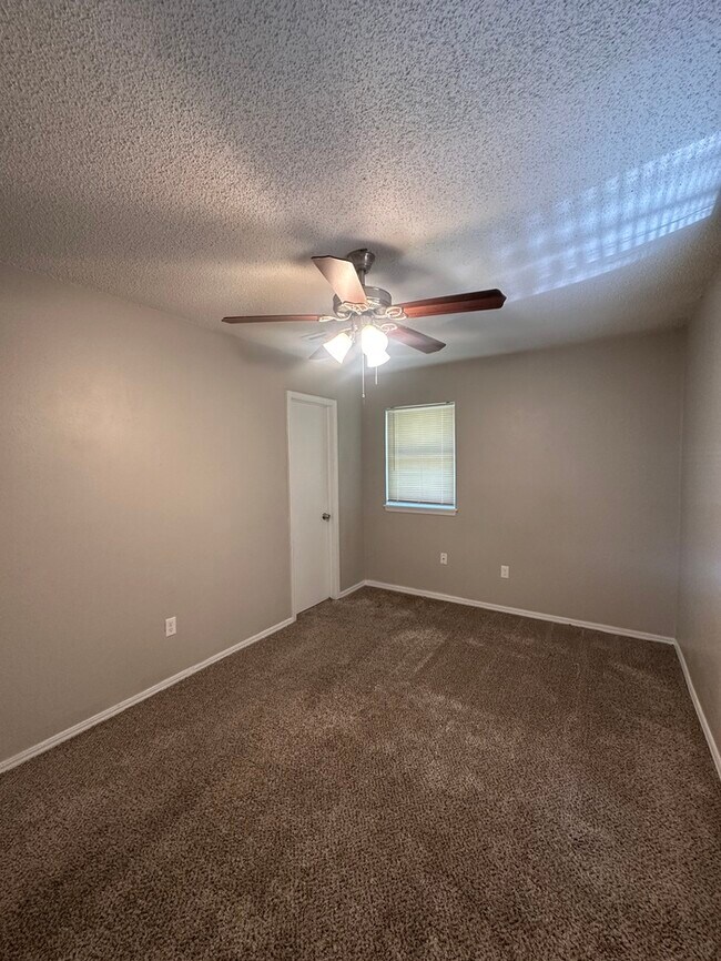 Building Photo - 4400 Meadowpark Dr