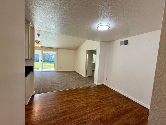 Building Photo - Single story home in established neighborhood!