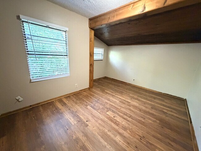 Building Photo - Upstairs 2BR/1BA Riverside Duplex Apartment