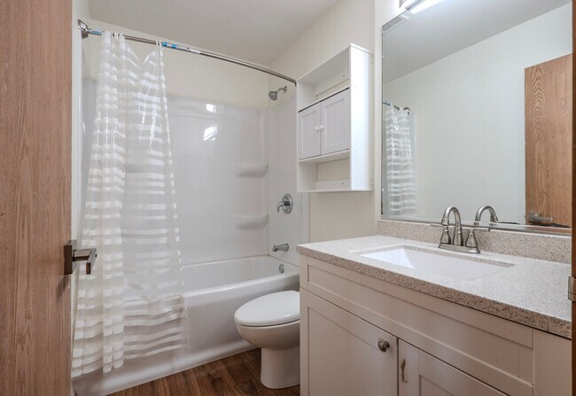 Building Photo - 823 Park Bluff Cir