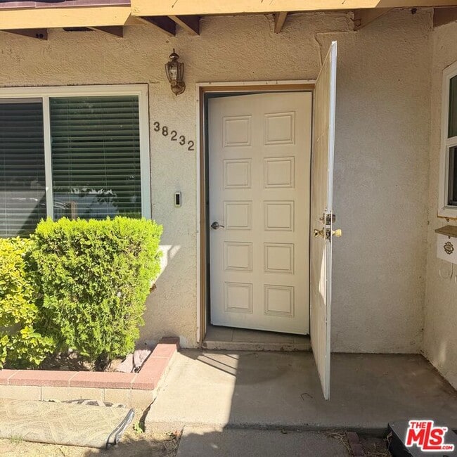 Building Photo - 38232 Delacour Dr