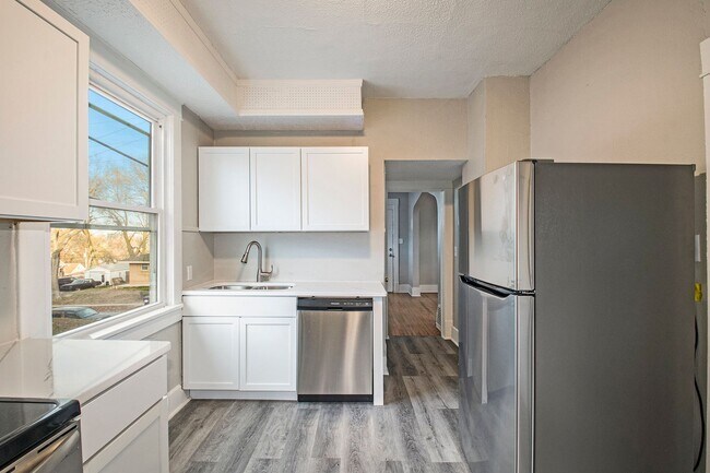 Building Photo - 3 bed/1.5 Bath Single Family Home