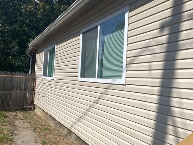 Building Photo - 2 Bed -1 Bath - Single Family Home, Recent...