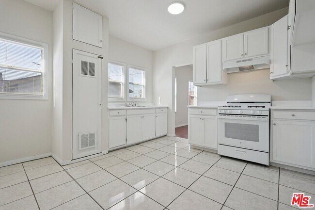 Building Photo - 1464 3/8-1464 W 35th Pl