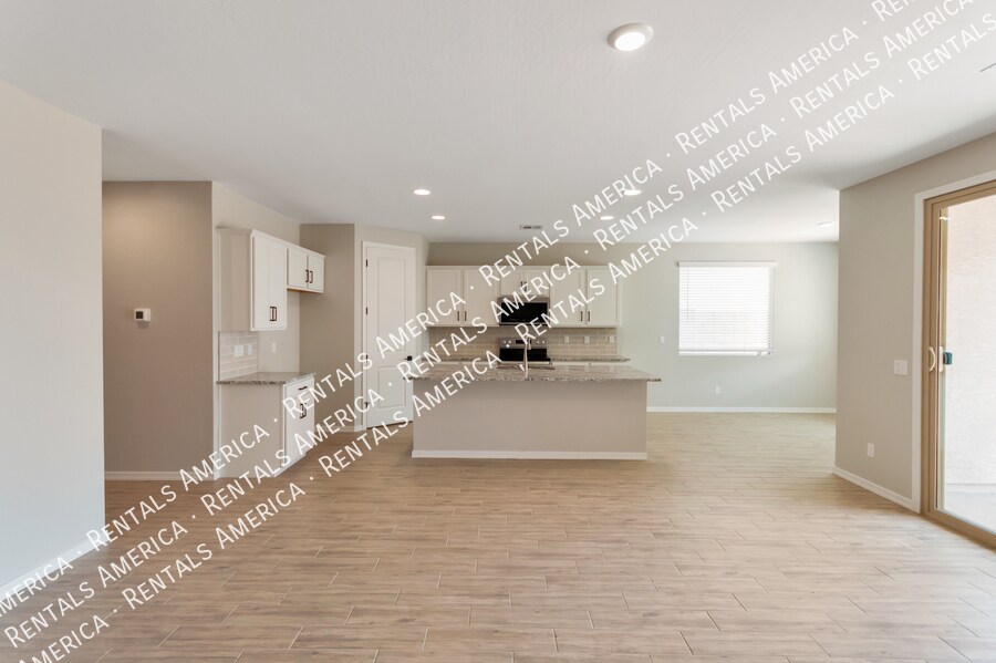 Building Photo - 36033 W San Clemente Ave