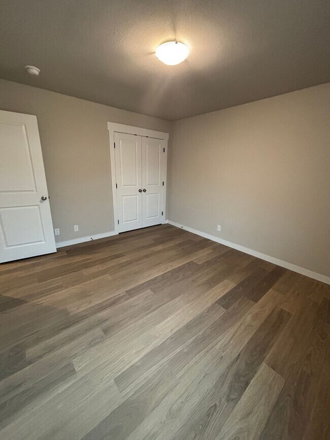 Building Photo - Beautiful New Duplex!