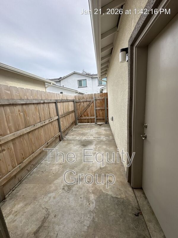 Building Photo - 414 S Summit St