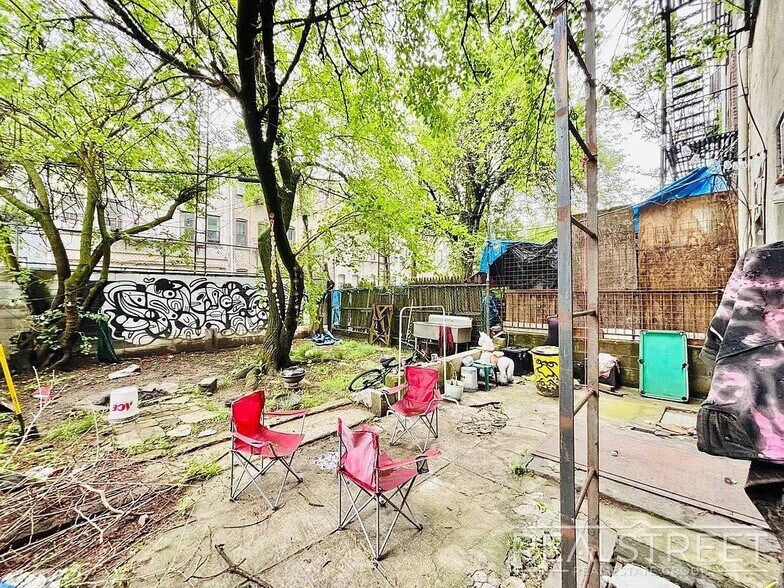 Building Photo - Gorgeous 3 Bedroom with private Garden in Prime Bushwick!