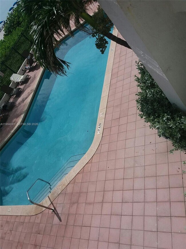 Building Photo - 17275 Collins Ave