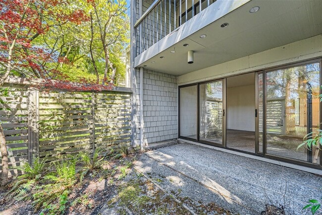 Building Photo - Live on the Lakeview Drive next to Lake Ballinger!