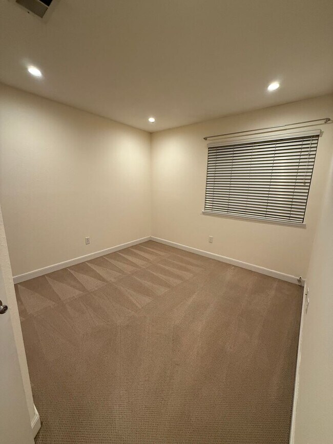 Building Photo - 290 Riverwood Cir