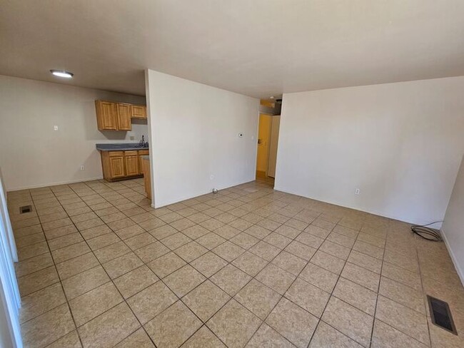 Building Photo - 2 Bedroom 1 bath 1 Car garage Duplex FOR R...