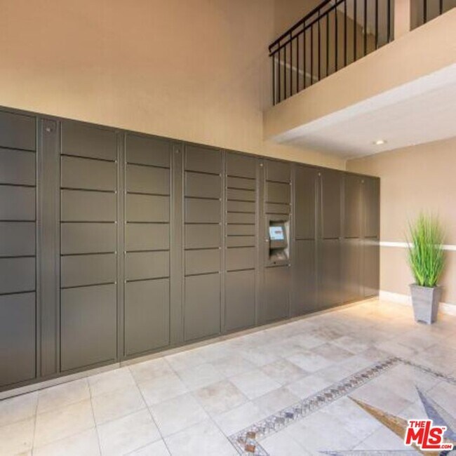 Building Photo - 6600 Beachview Dr