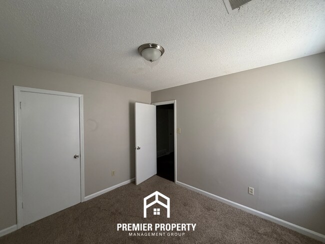 Building Photo - Charming 3BR/2BA Bartlett Area Home | Brick Fireplace & Bay Window