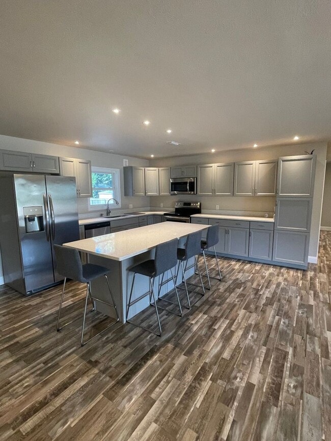 Building Photo - Available May!