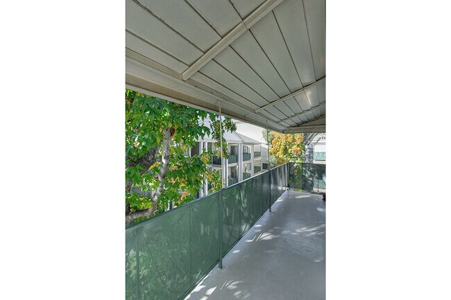 Balcony - 1233 N Columbus Ave