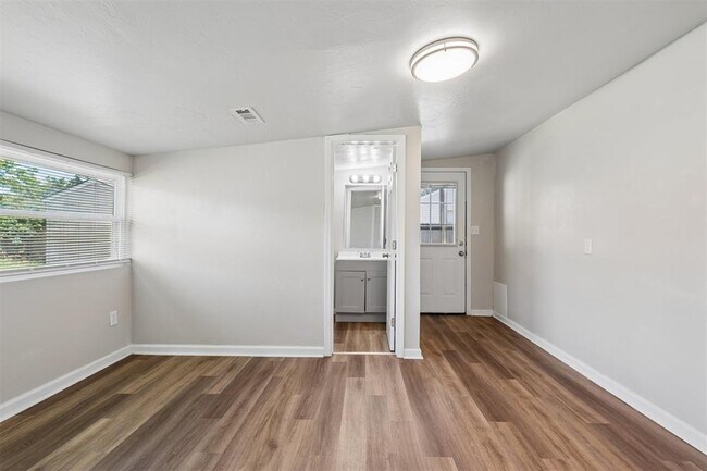 Building Photo - 510 N Marshall Dr