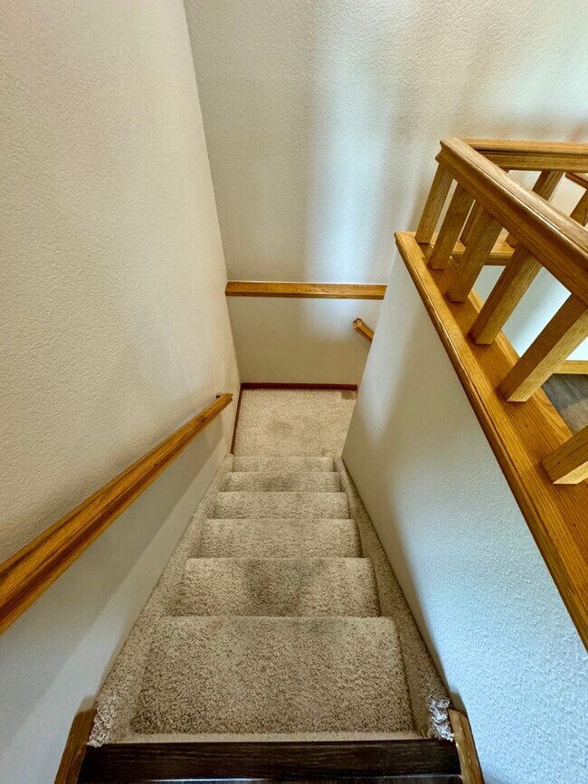 Building Photo - Well Maintained 3 bedroom end unit Townhom...