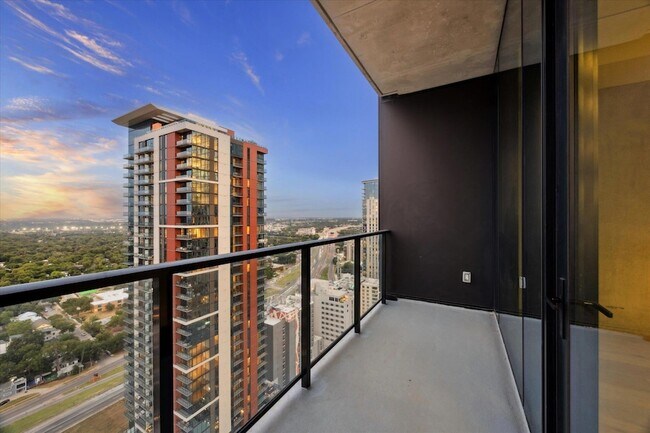 Building Photo - 610 Davis St