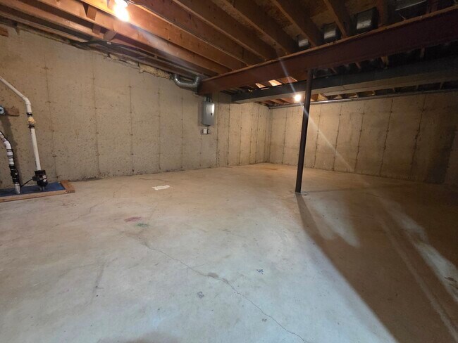 Building Photo - 1485 Exeter Ln