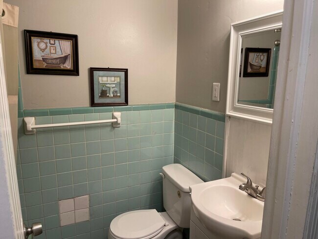 Building Photo - 2817 Meadowbrook Dr