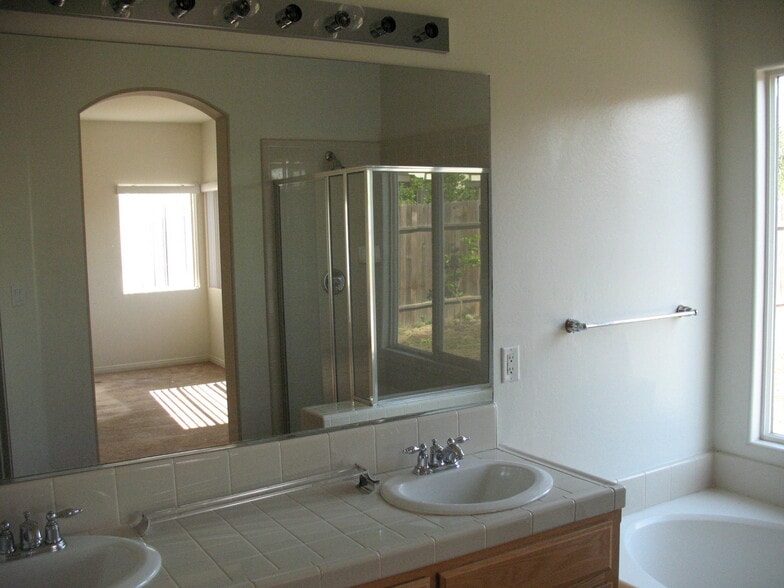Building Photo - 10805 Snowcreek Falls Ave