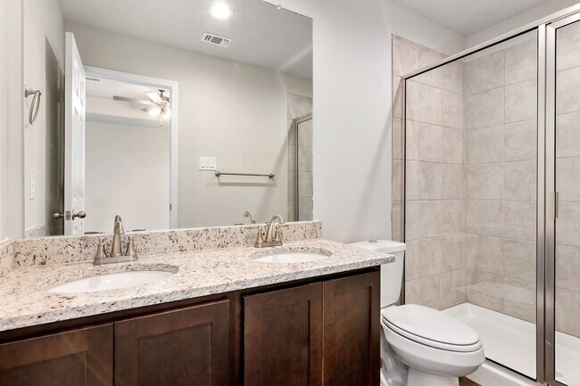 Building Photo - Move-In Ready Luxury Duplex in Converse!