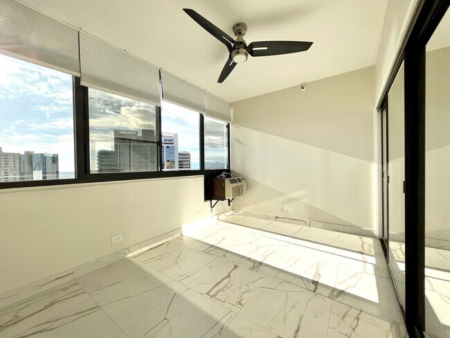 Building Photo - Royal Capitol Plaza: 2 Bed, 2 Bath with 2 ...