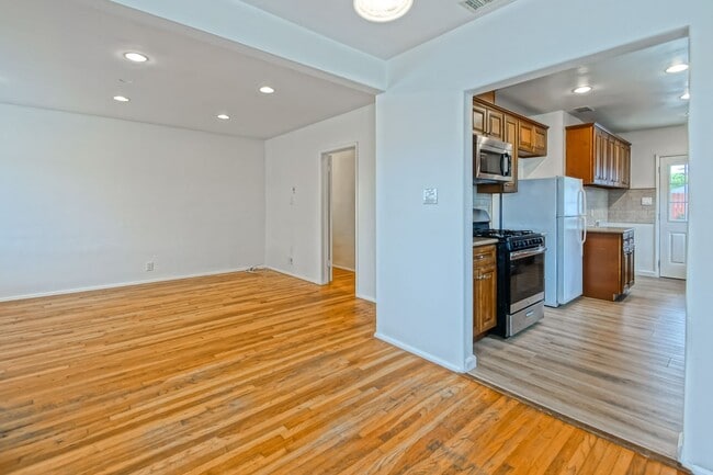 Building Photo - Bright & Charming, Single Story 3BR2BA Home w/ Large Front Yard, Huge Fenced Rear Yard w/ Large D...