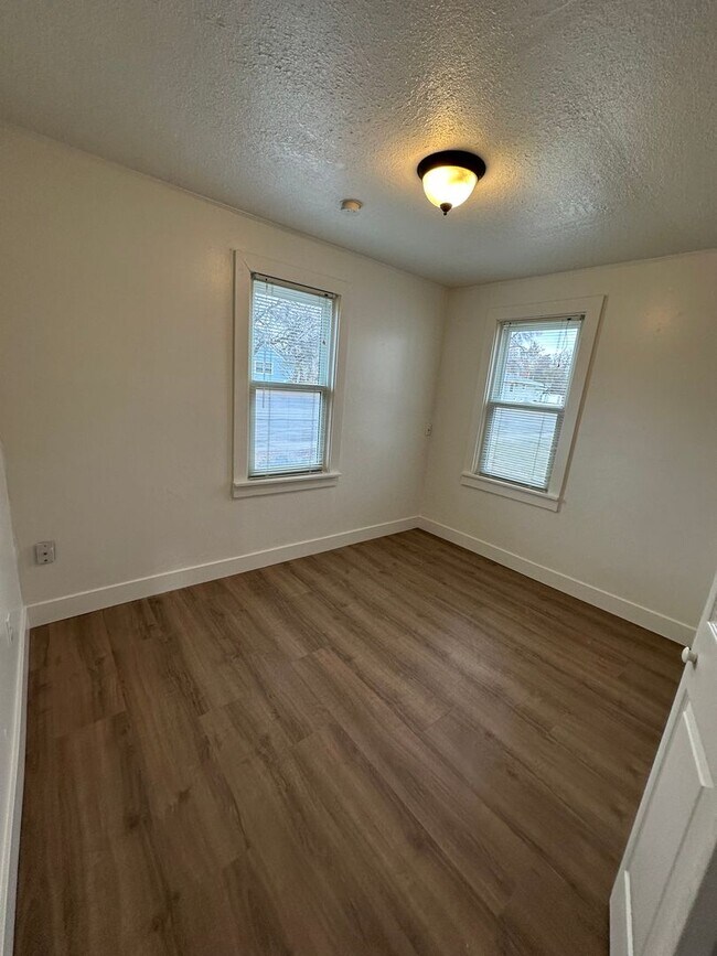 Building Photo - 520 7th Ave