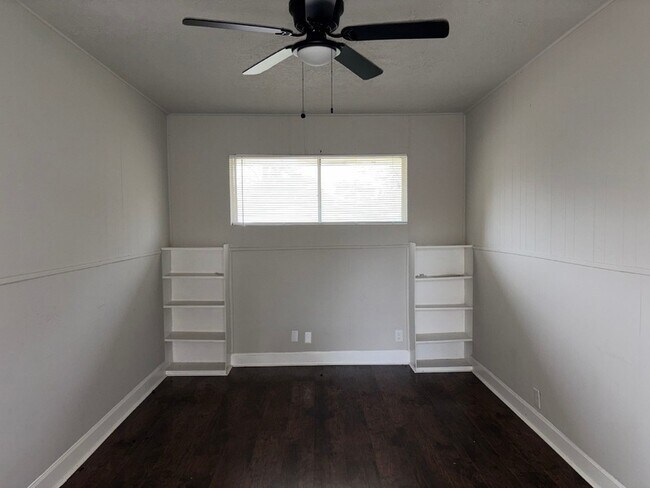 Building Photo - 6122 Glenhurst Dr