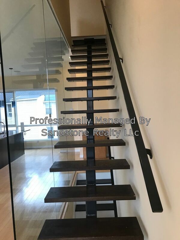Building Photo - Little Italy TownHouse