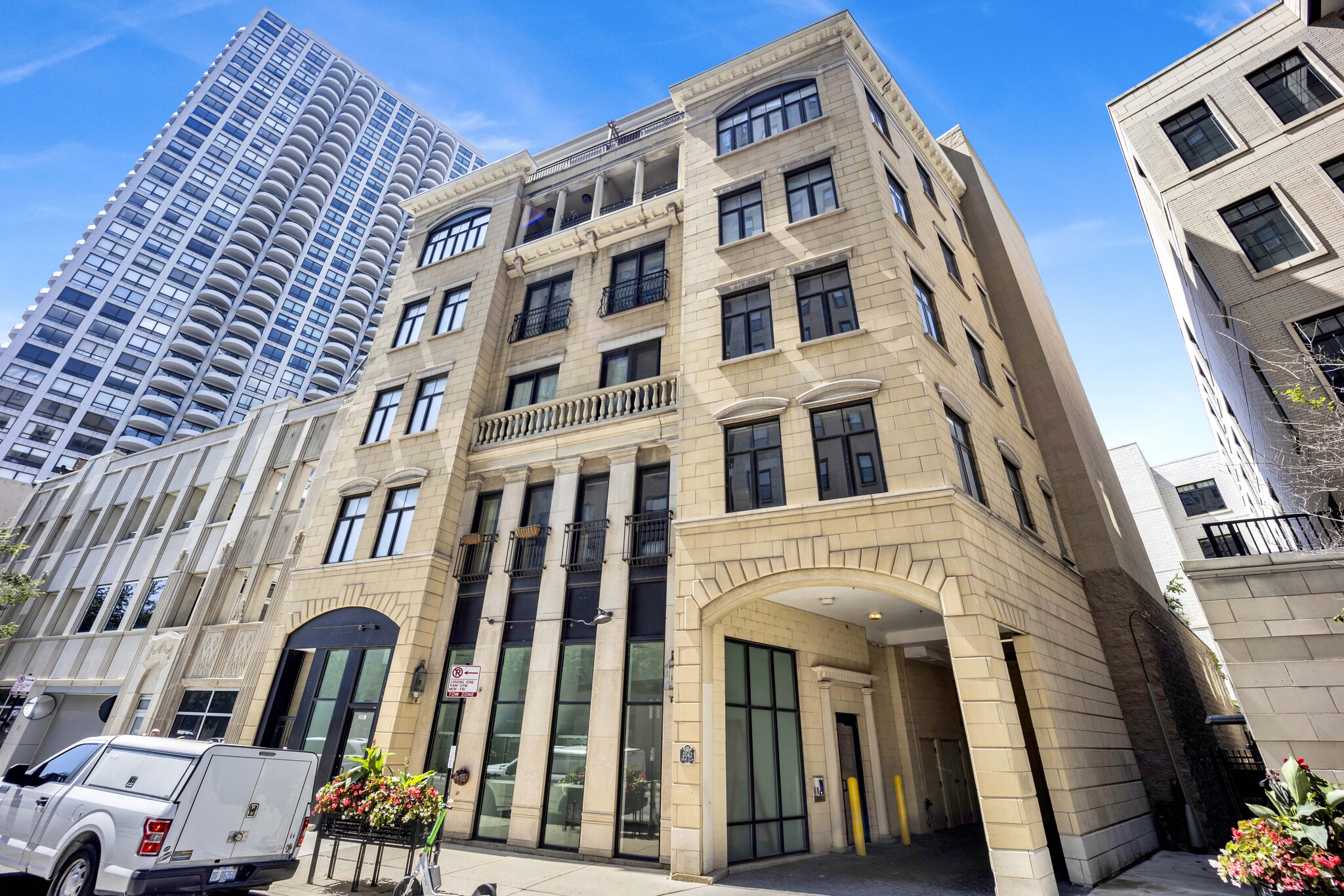Building Photo - 2042 N Clark St