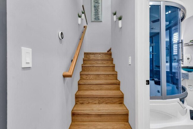Building Photo - 830 Parkwood Ave
