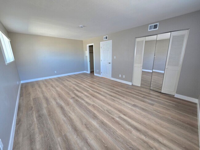 Building Photo - Beautifully Updated #4 Condo