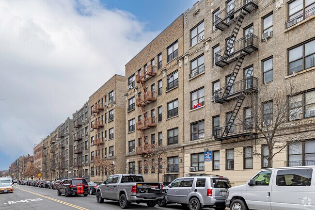 Primary Photo - 17-23 Post Ave