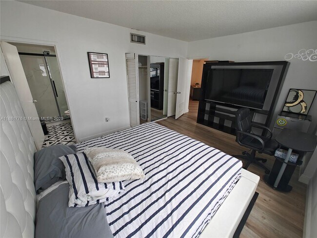 Building Photo - 905 Brickell Bay Dr