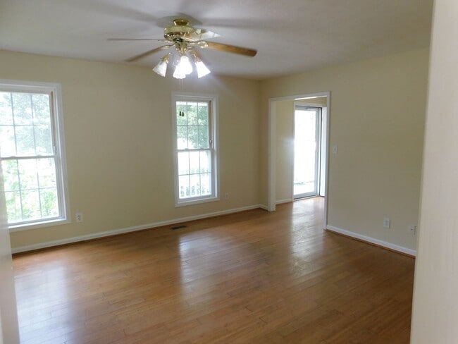 Building Photo - 102 Meadowbrook Dr