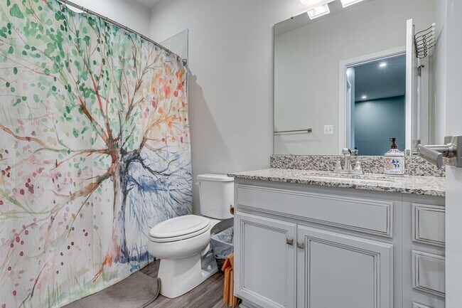 Building Photo - Modern 3 BR Townhome in Village of Towne Square Includes Trash, Cable/internet and Landscaping!