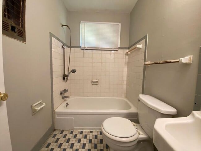 Building Photo - Cozy 2 Bedroom Duplex Available - Walk Dow...