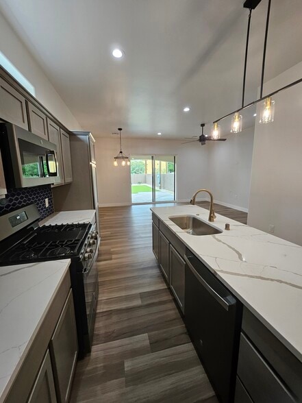 Building Photo - 1003 N Armijo St