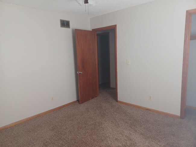 Building Photo - Spacious 3 bedroom / 1 bath home on South side