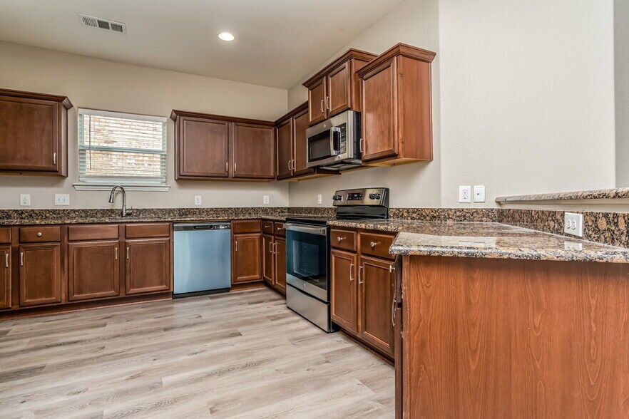 Building Photo - 1613 Mesquite Ln