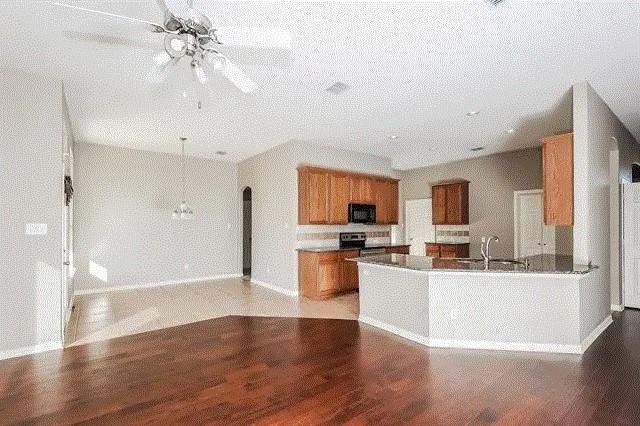 Building Photo - 1027 Fair Oaks Dr