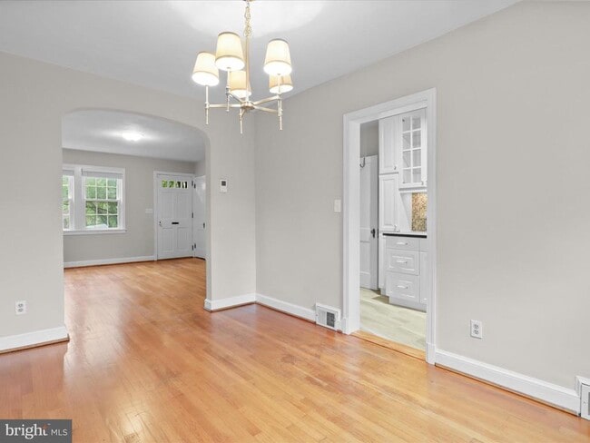 Building Photo - 426 E Nelson Ave