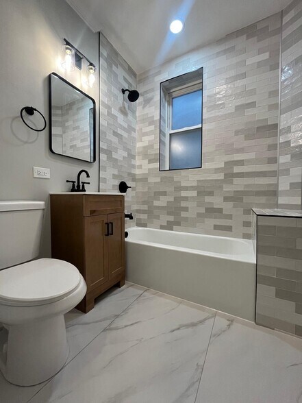 Full Bath - 4317 N Ashland Ave