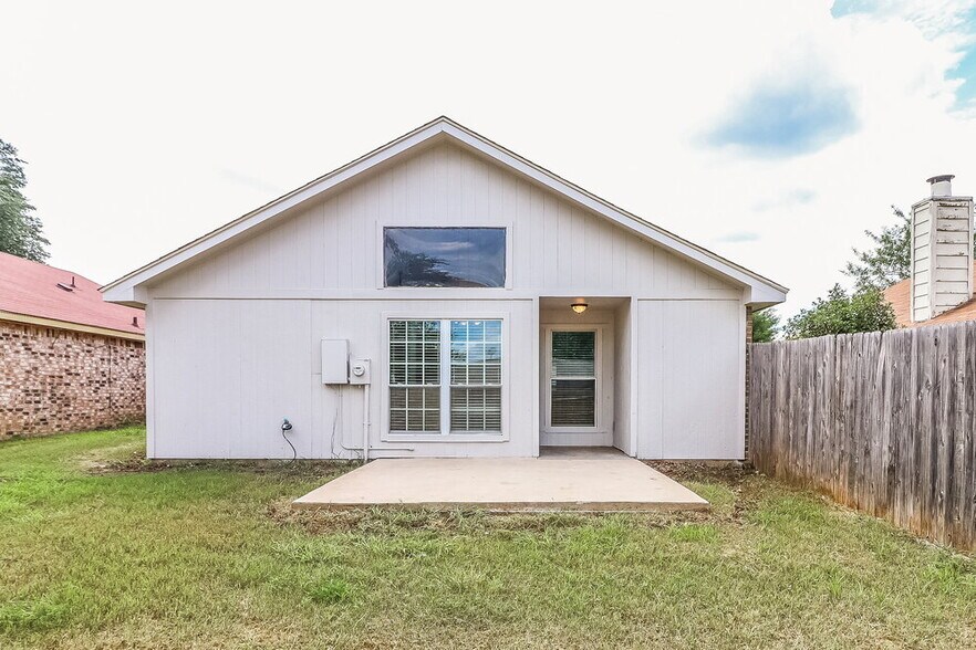 Building Photo - 2618 Butterfield Dr